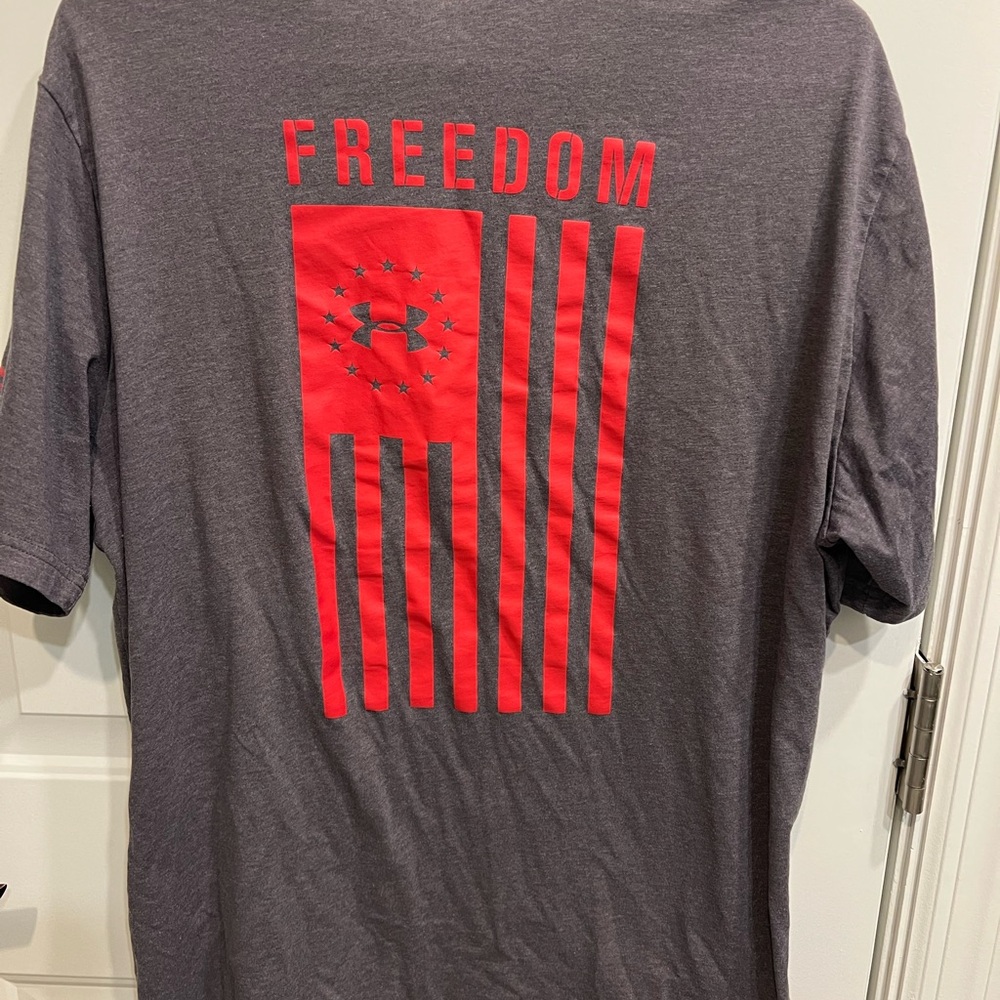 Under Armour Men’s Charcoal Gray Short-Sleeve Tee with Red Flag Logo - Picture 3 of 3